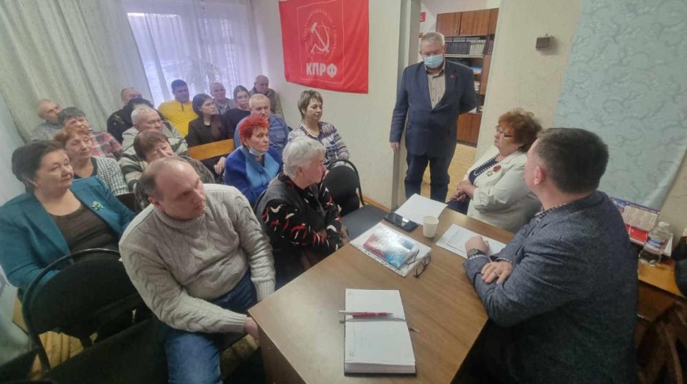 Депутаты-коммунисты Алексей Корниенко и Роман Кобызов провели встречу с жителями Райчихинска