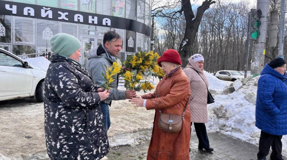 Коммунисты поздравили жительниц Пензы с Международным женским днём