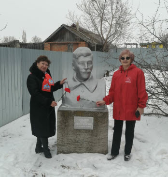 Коммунисты Саратовской области почтили память И.В. Сталина