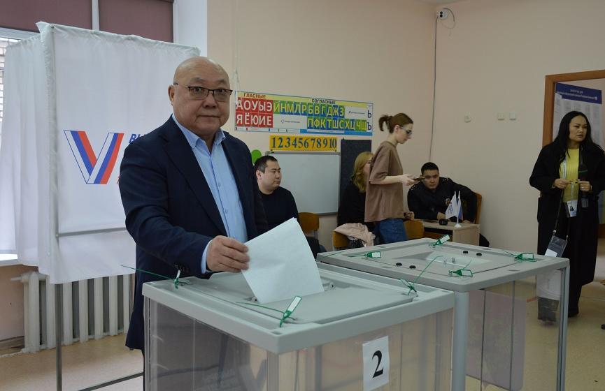 Вице-спикер парламента Калмыкии Николай Нуров проголосовал на своем избирательном участке