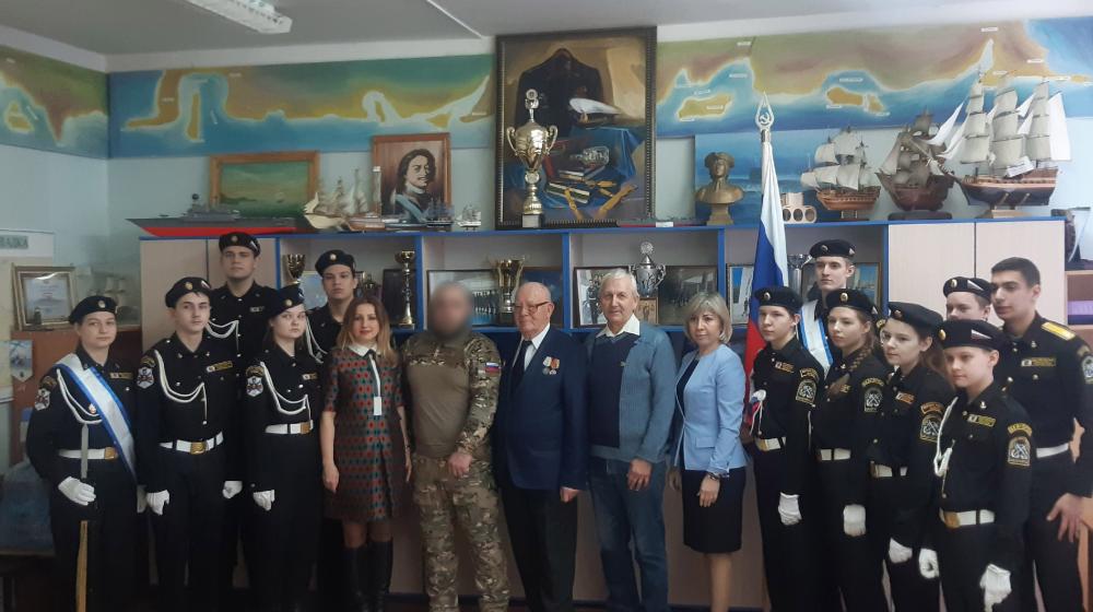 Флаг легендарной «Авроры» дети войны передали белгородским кадетам