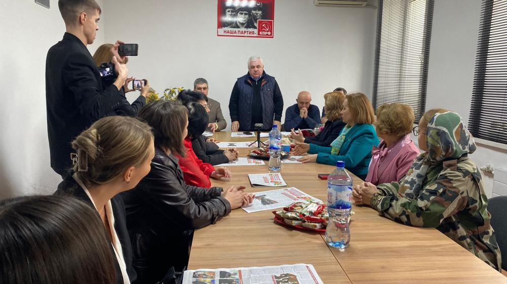 Делегация КПРФ во главе с К.К. Тайсаевым работает в Луганской Народной Республике
