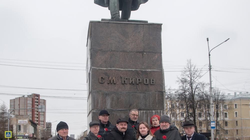 Кировчане возложили цветы к памятникам С.М. Кирову в связи с его Днём рождения