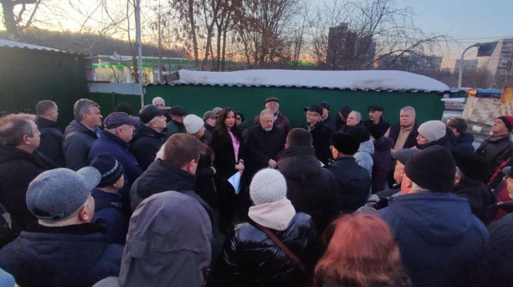 Газета «Правда»: Москва. Народная приемная КПРФ в ВАО. Депутат С.П.Обухов и гаражи «высокого напряжения»