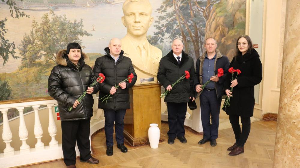 Сталинградские коммунисты и комсомольцы почтили память первого космонавта Юрия Гагарина