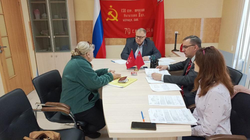 Руководитель фракции КПРФ в Мособлдуме Александр Наумов провел прием граждан в Ступине