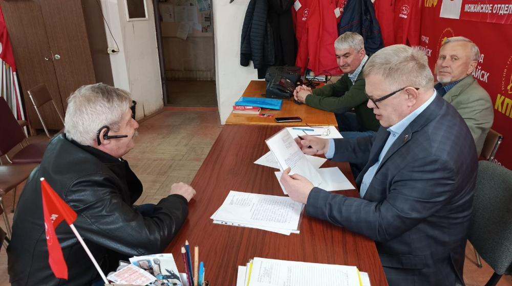 Руководитель фракции КПРФ в Мособлдуме Александр Наумов встретился с членами семей участников СВО в Можайске