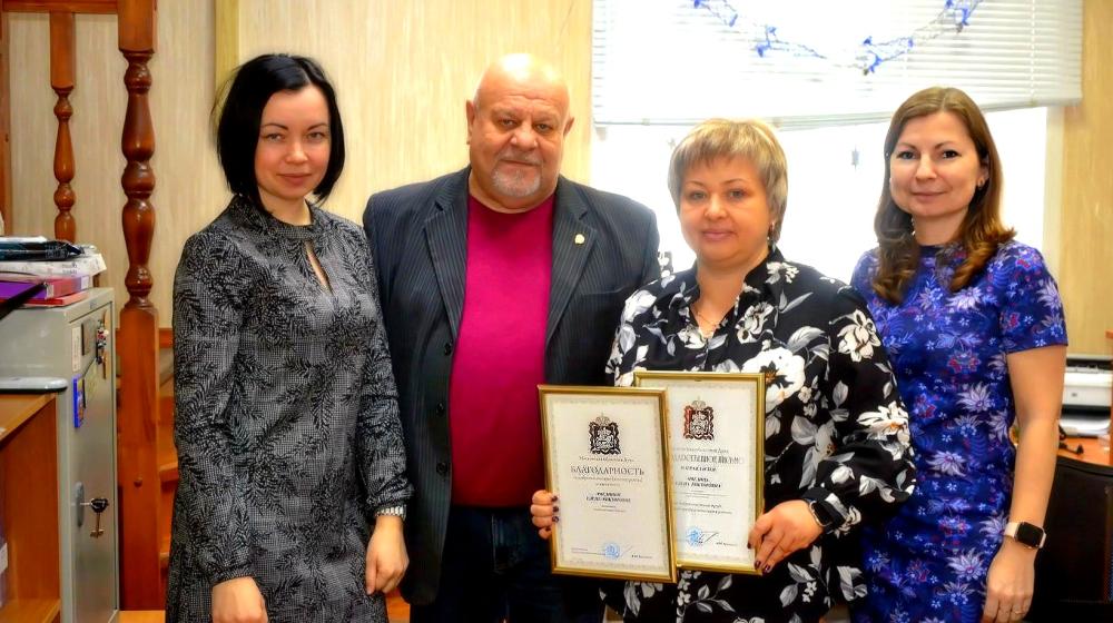 По поручению руководителя фракции КПРФ в Мособлдуме Александра Наумова, наградили каширского предпринимателя Елену Амелину