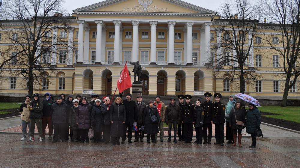 Санкт-Петербург. Коммунисты пришли к Смольному в День рождения великого революционера