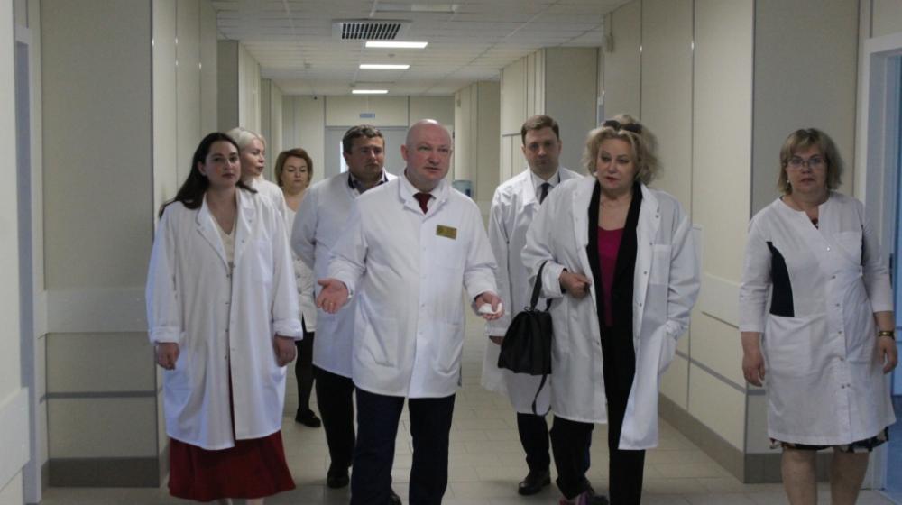 Депутаты Госдумы Нина Останина и Георгий Камнев ознакомились с работой онкологического диспансера в Пензе