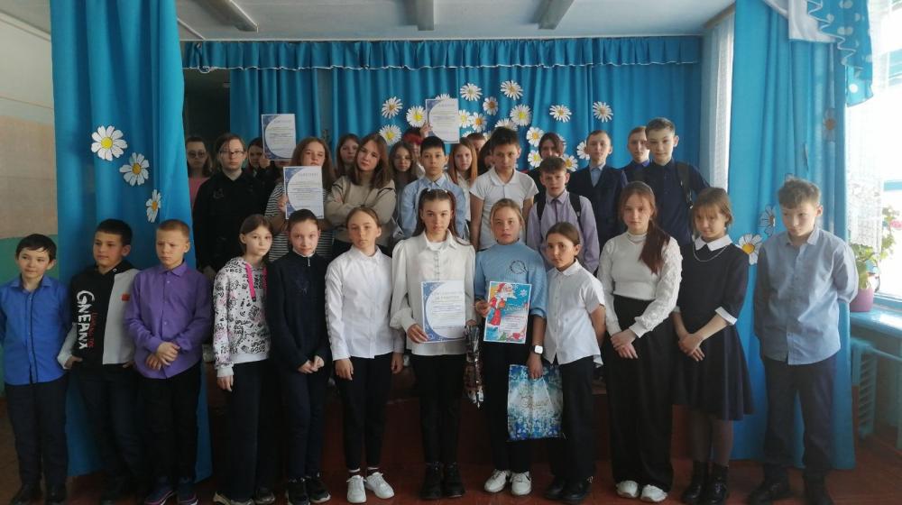 Депутат от КПРФ Заксобрания Забайкалья Елена Титова наградила призёров школьного конкурса «Мой космос»