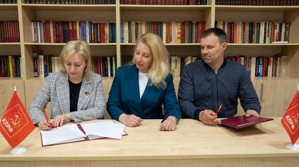 Мария Дробот приняла участие в подписании соглашения о взаимодействии КПРФ с ячейкой «Рабочей ассоциации» (МПРА) в Пермском крае