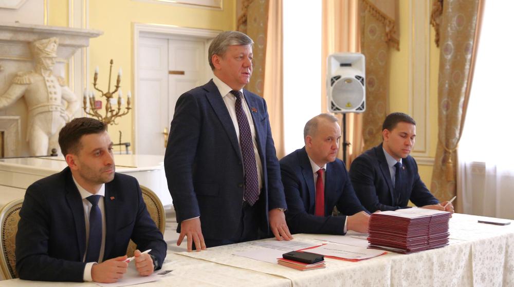 Дмитрий Новиков вручил дипломы выпускникам Центра политической учебы ЦК КПРФ