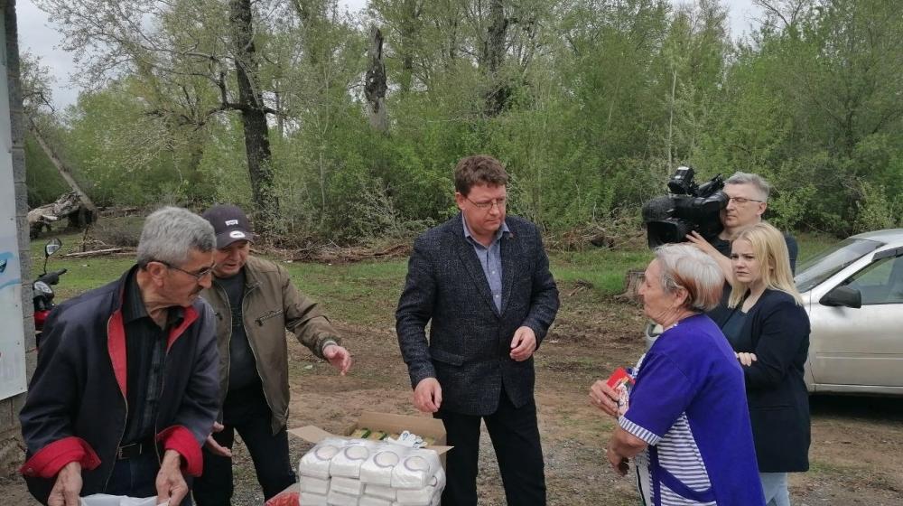 Самарские коммунисты передали гуманитарную помощь жителям села Заливное, пострадавшим от паводка