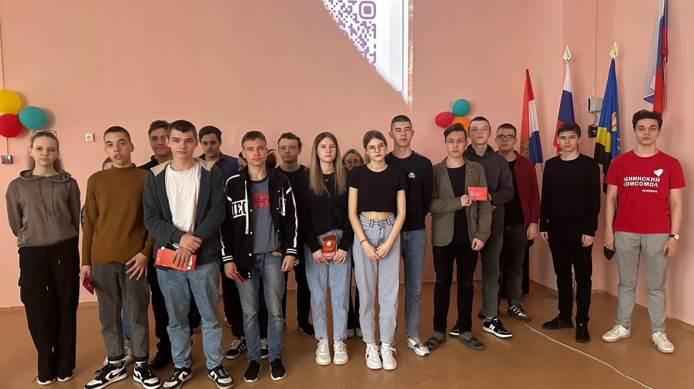 Самарская область. Комсомольцы рассказали о Знамени Победы учащимся города Отрадного