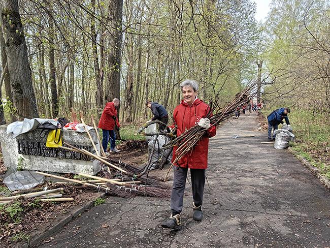 Ивановские коммунисты и сторонники партии привели в порядок Мемориал-захоронение «Кладбище старых большевиков»