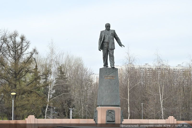 В День космонавтики, в Москве, на Мемориальной аллее космонавтов, прошло возложение цветов к памятникам советским учёным и героям-космонавтам