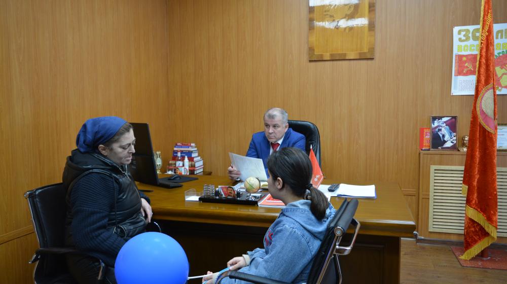 Лидер дагестанских коммунистов Самир Абдулхаликов провел прием граждан