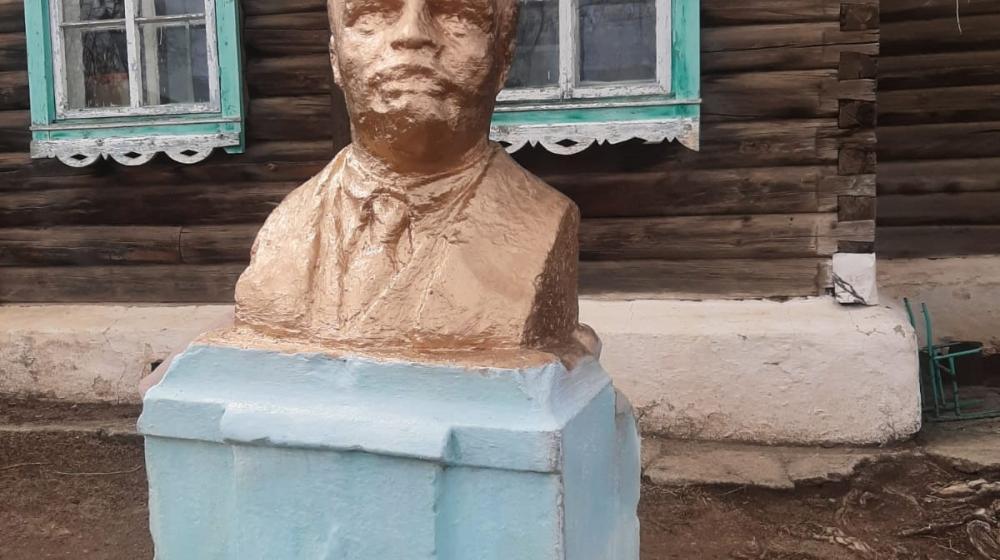 Коммунисты отреставрировали бюст Ленина в селе Зюльзя Забайкальского края