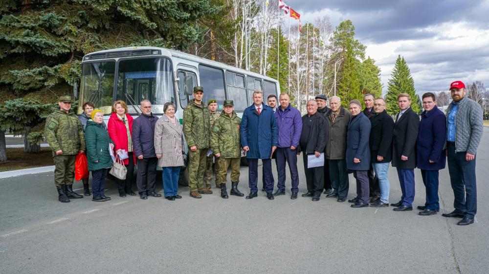 Коммунисты Свердловской области передали автобус ПАЗ воинам 228-го гвардейского мотострелкового Ленинградско-Павловского Краснознамённого полка, дислоцирующегося в Екатеринбурге