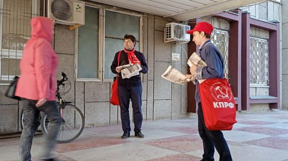 Саратов. Партийная работа у заводской проходной