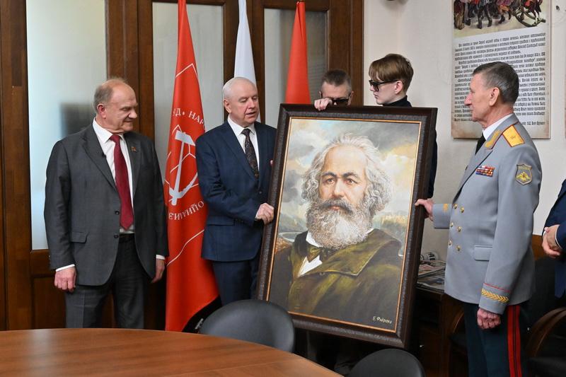 Ветеранские организации подарили Г.А. Зюганову портрет Карла Маркса