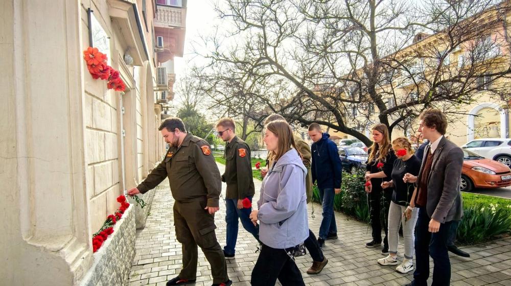 Севастопольские комсомольцы почтили память Героя-комсомольца Александра Череменова