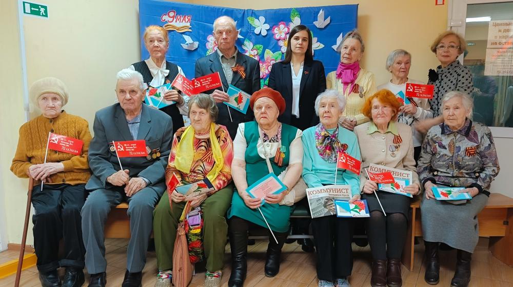 Коммунисты и комсомольцы поздравили жителей Пермского края с Днём Победы