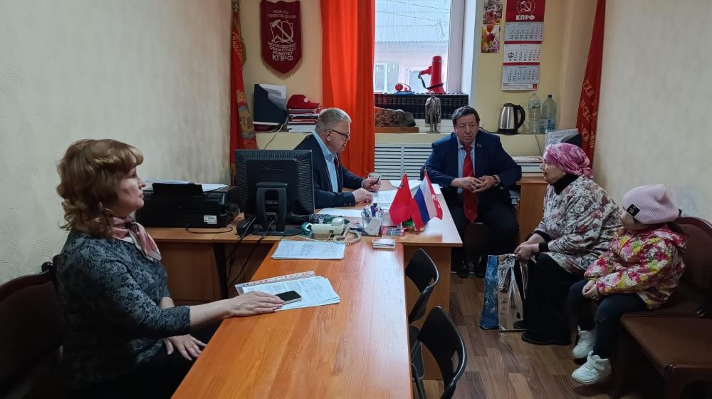 Руководитель фракции КПРФ в Мособлдуме Александр Наумов провел прием граждан в Кашире