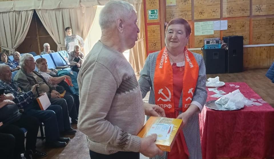 Забайкальские коммунисты наградили детей войны Ясногорска Оловяннинского района в преддверии 9 Мая