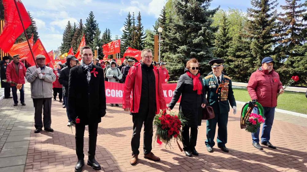 Коммунисты Чувашии отметили 9 Мая возложением цветов к воинским мемориалам