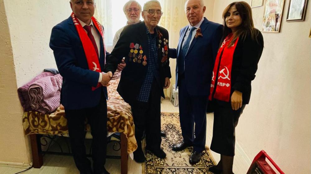 Лидер дагестанских коммунистов Самир Абдулхаликов поздравил c Днем Победы вeтеранов Великой Отечественной войны