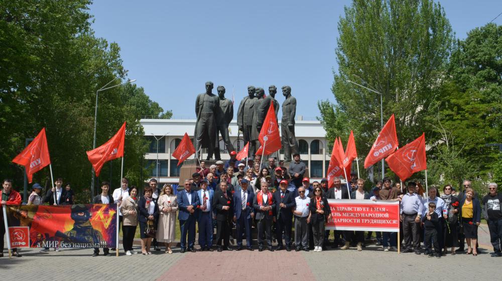 Дагестанские коммунисты провели шествие, посвященное празднику Международной солидарности трудящихся