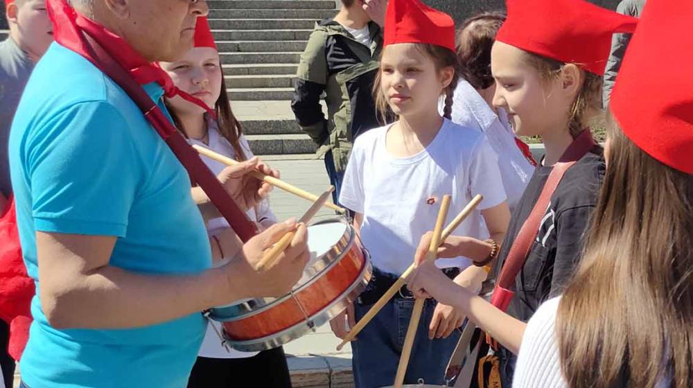 В Чебоксарах прошла торжественная линейка, посвящённая Дню пионерии