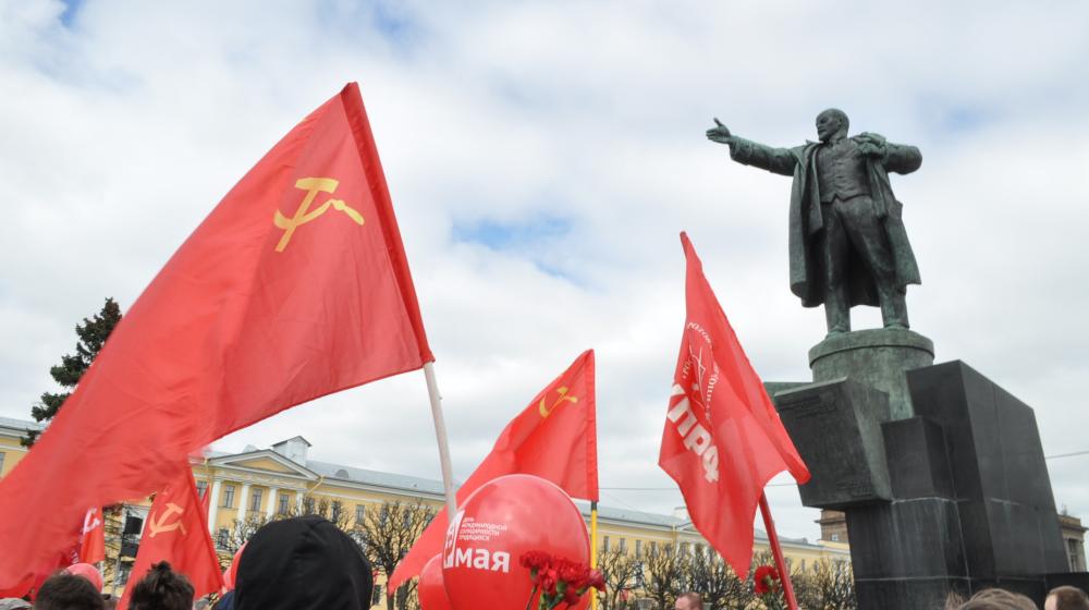 Санкт-Петербург. Коммунисты пришли к памятнику Ленину на Первомай