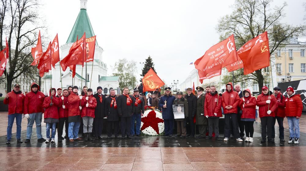 Коммунисты Нижнего Новгорода провели торжественное возложение венков к Вечному огню в Кремле
