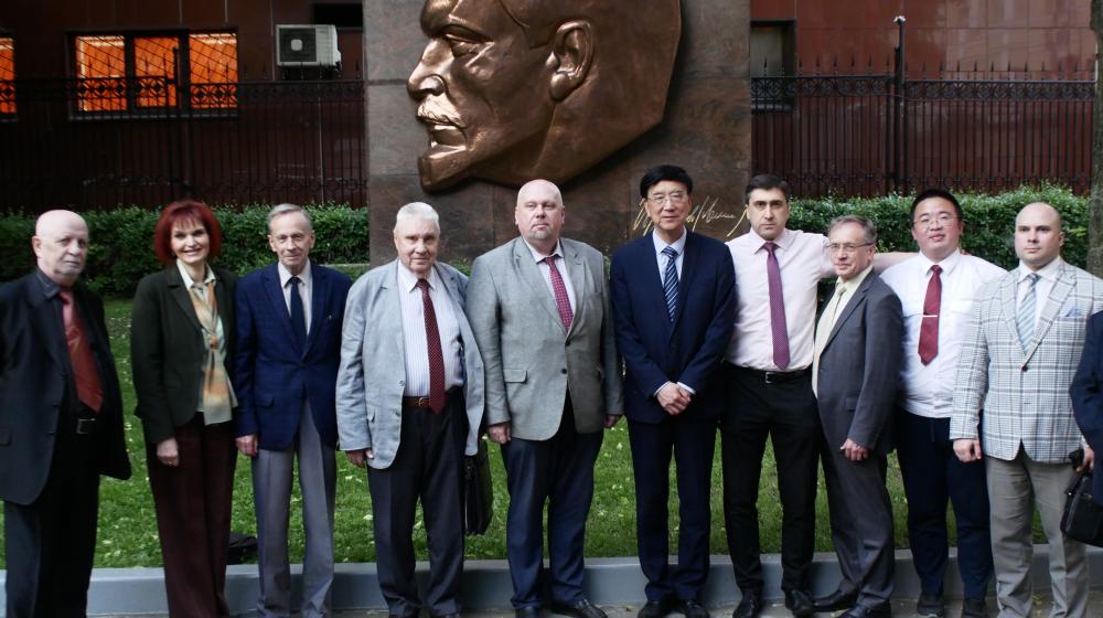 Репортаж о рабочей встрече в Москве руководства РУСО с китайским академиком Чен Эньфу