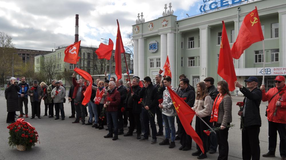 В Ленинграде (Санкт-Петербурге) празднование Первомая началось у монумента первой революционной маевке