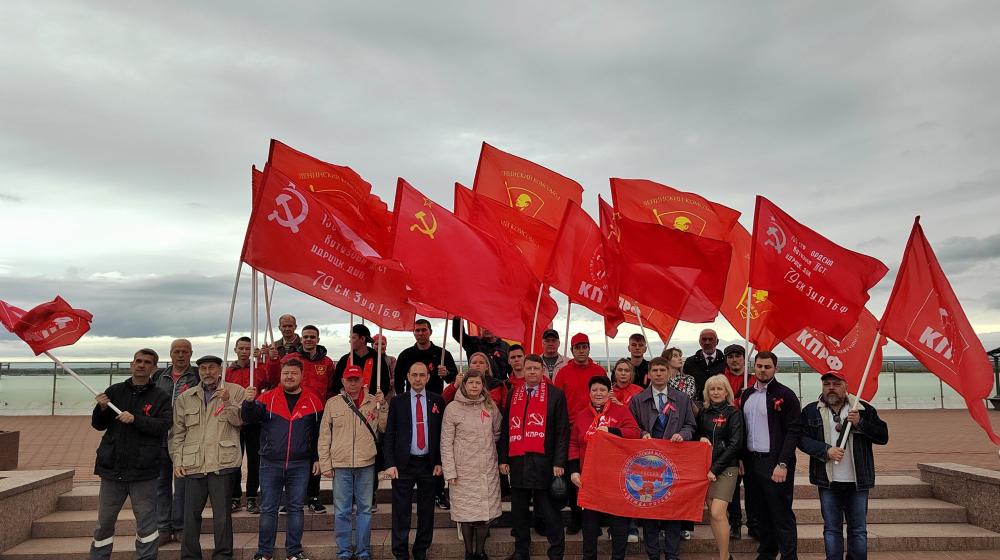 Коммунисты Самары возложили цветы к Вечному огню в знак благодарности героям Великой Отечественной войны