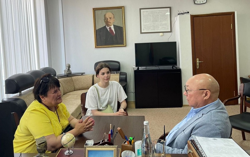 Вице-спикер парламента Калмыкии – глава фракции КРО КПРФ в Народном Хурале Николай Нуров поддержал инициативу школьников
