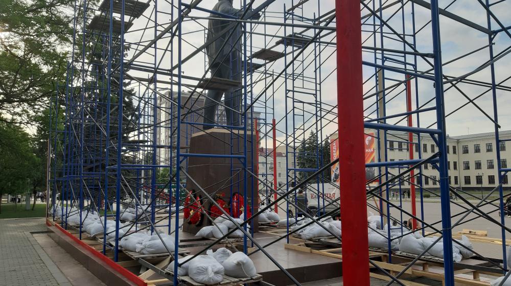 В столице Карачаево-Черкесии памятник Ленину заколачивают в ящик к 9 мая