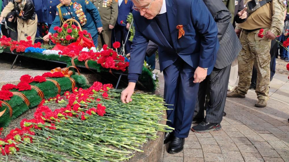 Омск. Коммунисты возложили цветы к Вечному Огню