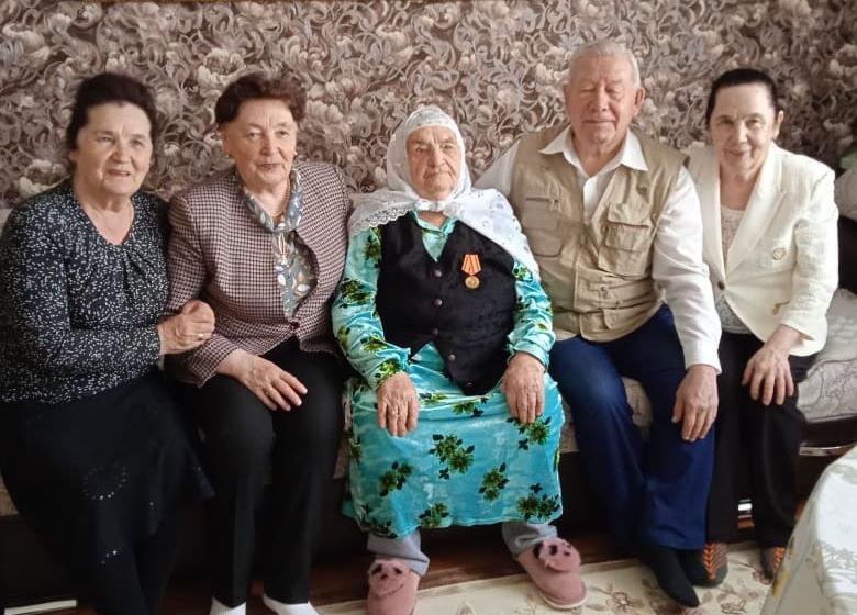 Лидер коммунистов Тюменской области Тамара Казанцева поздравила со 100-летием ветерана труда Тахию Шаркизянову