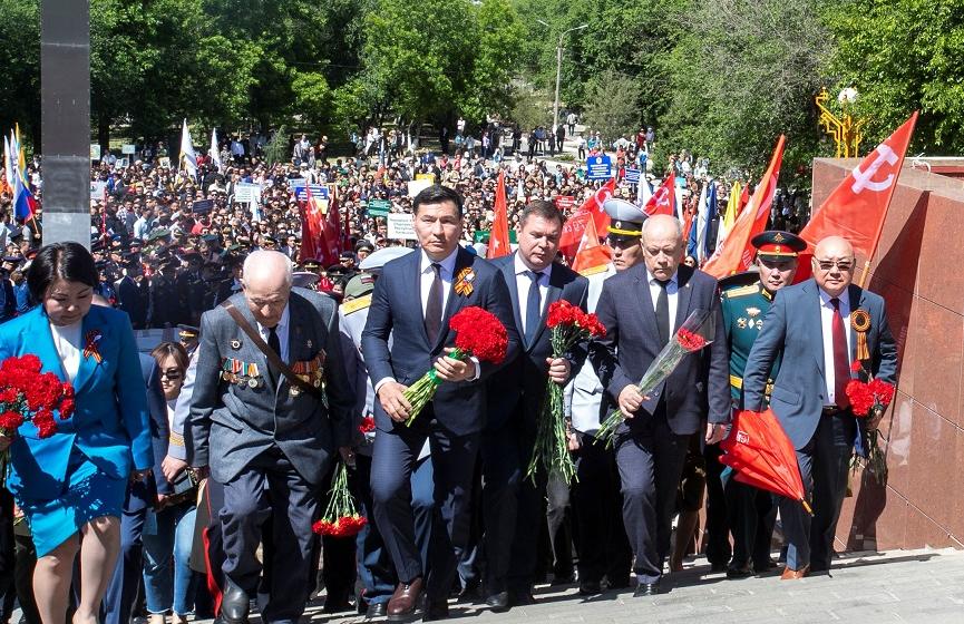 Коммунисты Калмыкии во главе с Николаем Нуровым приняли участие в праздновании Дня Победы в Элисте