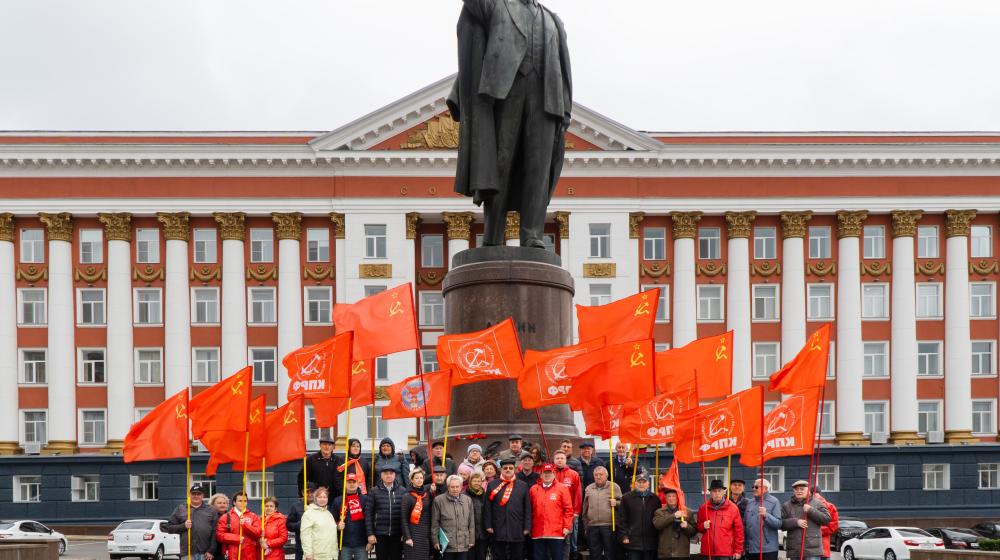 Курск. Н.Н. Иванов провел церемонию возложения цветов к памятникам В.И. Ленину в честь международного Дня солидарности трудящихся