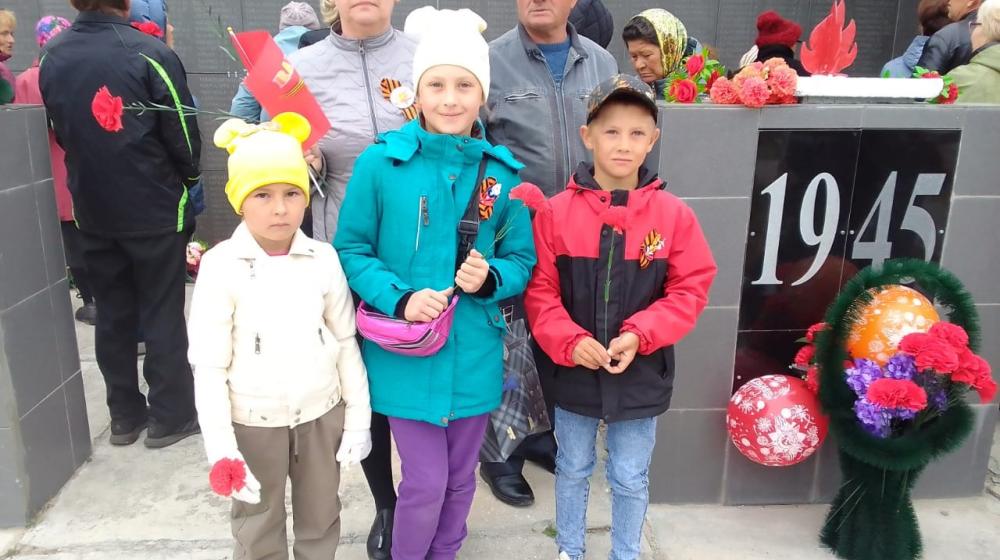 Забайкальские коммунисты украсили торжественные митинги копиями Знамени Победы 9 Мая