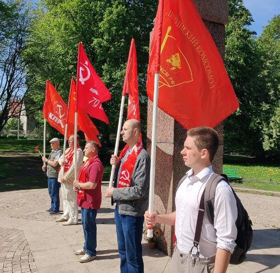Коммунисты Калининграда отметили 1 мая у памятника Тельману