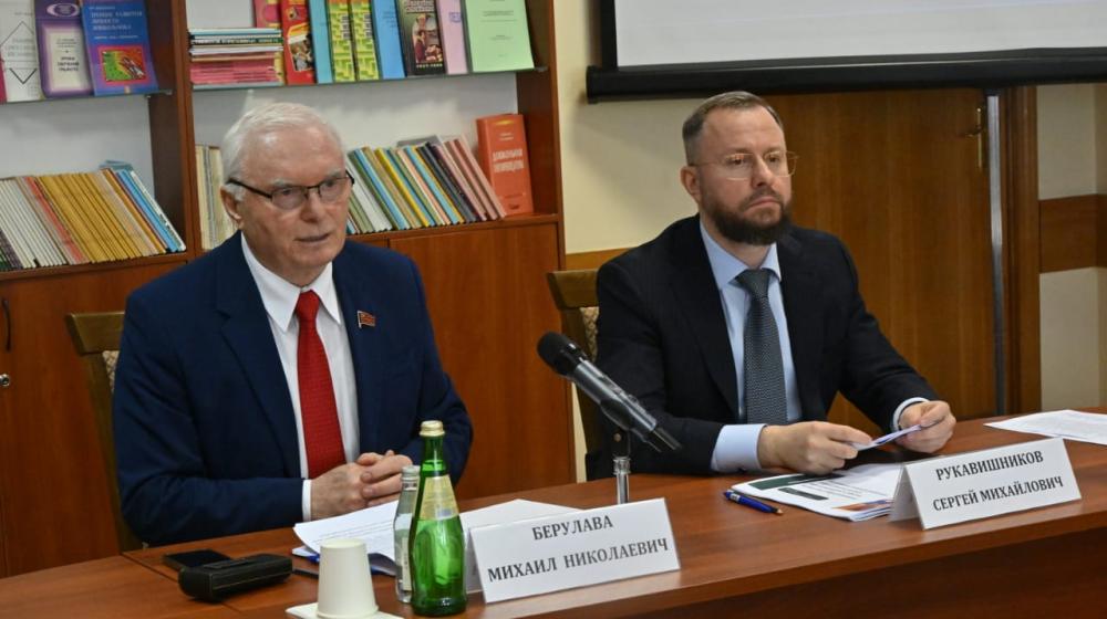 М.Н. Берулава провел выездное заседание комиссии Экспертного совета при Комитете ГД по просвещению по вопросам государственной регламентации образовательной деятельности