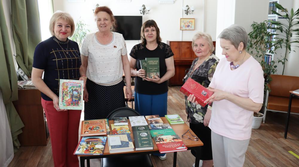 Тамара Головачева подарила книги Пушкина библиотеке Ворошиловского района г. Волгограда