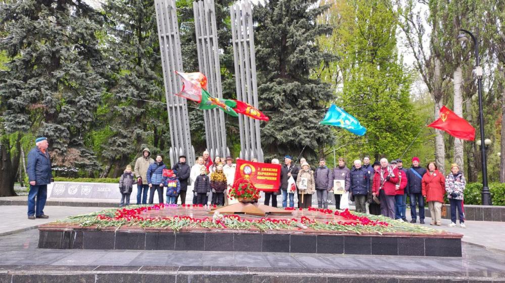 Москва. Народная приемная КПРФ в ВАО. Депутаты-коммунисты и актив Первомайского райкома КПРФ провели памятные акции у мемориальных комплексов героев